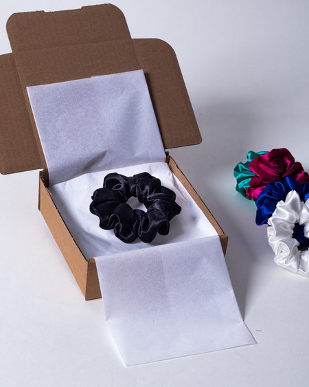 Satynowa Scrunchie - czarny