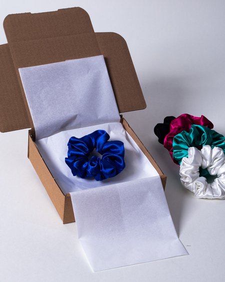 Satynowa Scrunchie - ciemny niebieski