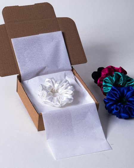 Satynowa Scrunchie - biały